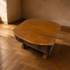 Coffre de rangement en forme de baril en chêne avec des sangles en métal noir, années 1930-1940.
