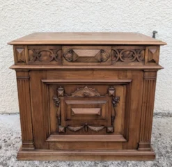 Coffre de rangement en noyer massif style Renaissance