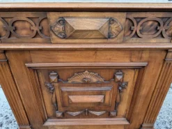 Coffre de rangement en noyer massif style Renaissance