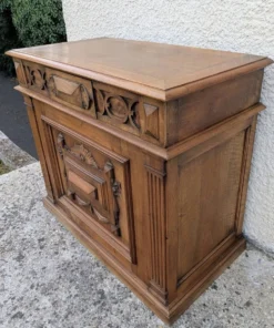 Coffre de rangement en noyer massif style Renaissance
