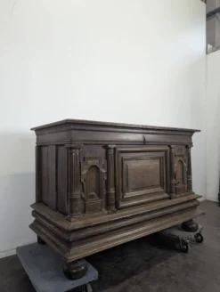 Coffre de style Renaissance en chêne à colonnes cannelées