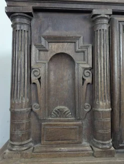 Coffre de style Renaissance en chêne à colonnes cannelées