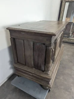 Coffre de style Renaissance en chêne à colonnes cannelées