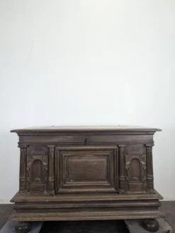 Coffre de style Renaissance en chêne à colonnes cannelées