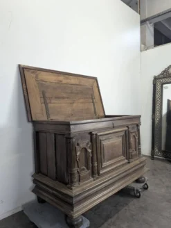 Coffre de style Renaissance en chêne à colonnes cannelées