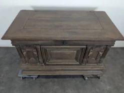 Coffre de style Renaissance en chêne à colonnes cannelées