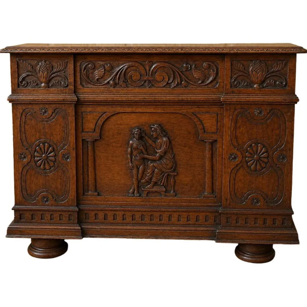 Coffre de style Renaissance en noyer sculpté époque XIXeme