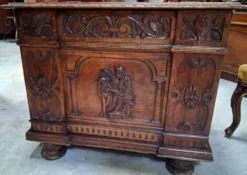 Coffre de style Renaissance en noyer sculpté époque XIXeme