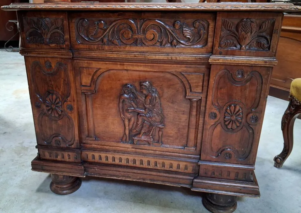 Coffre de style Renaissance en noyer sculpté époque XIXeme