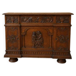 Coffre de style Renaissance en noyer sculpté époque XIXeme