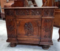Coffre de style Renaissance en noyer sculpté époque XIXeme