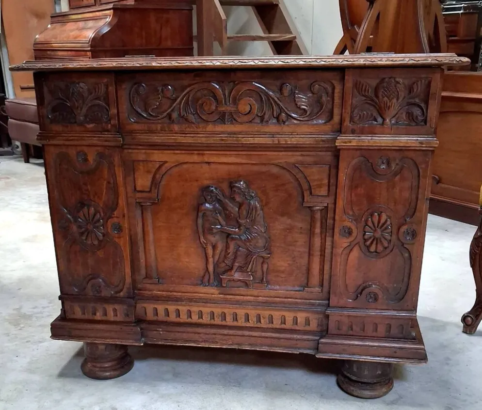 Coffre de style Renaissance en noyer sculpté époque XIXeme