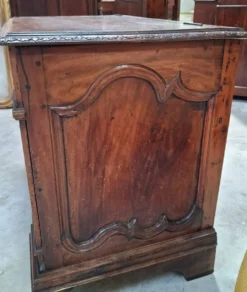 Coffre de style Renaissance en noyer sculpté époque XIXeme