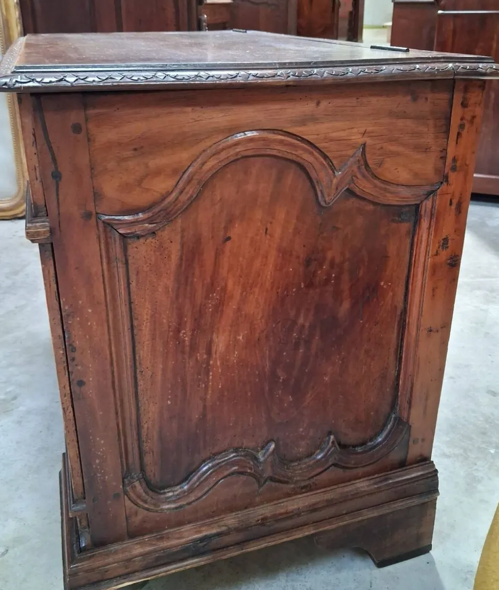 Coffre de style Renaissance en noyer sculpté époque XIXeme