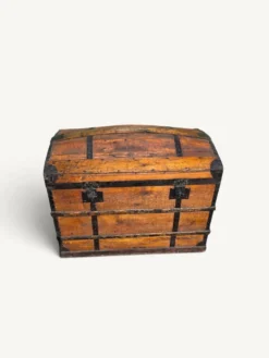 Coffre de voyage bombé ancien en bois et fer forgé – XIXe siècle