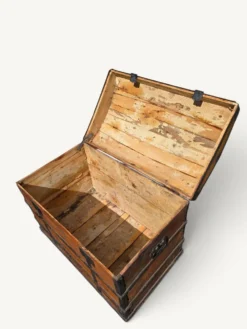 Coffre de voyage bombé ancien en bois et fer forgé – XIXe siècle