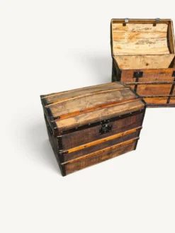 Coffre de voyage bombé ancien en bois et fer forgé – XIXe siècle