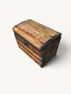 Coffre de voyage bombé ancien en bois et fer forgé – XIXe siècle