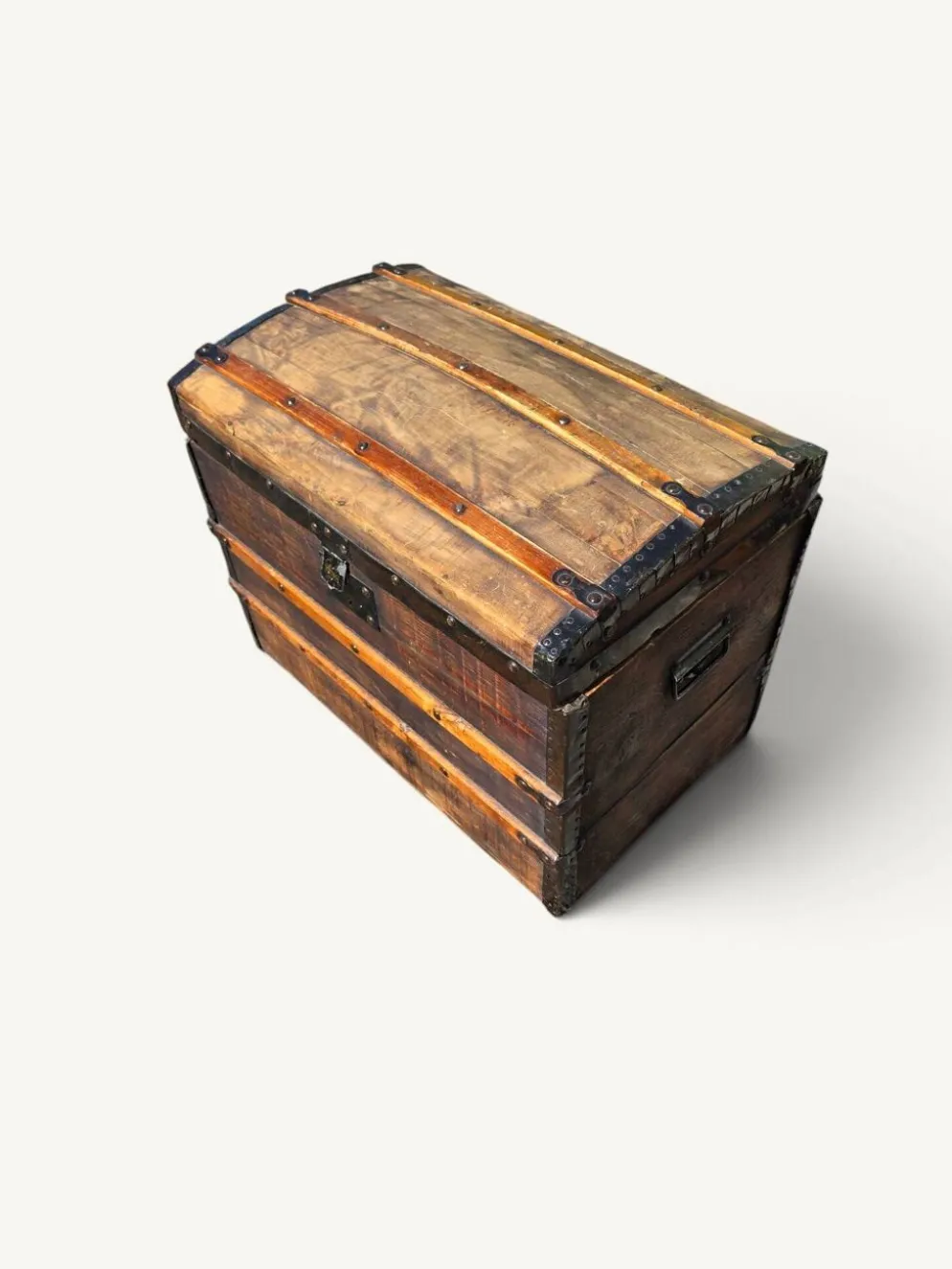 Coffre de voyage bombé ancien en bois et fer forgé – XIXe siècle