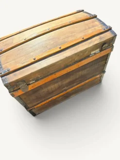 Coffre de voyage bombé ancien en bois et fer forgé – XIXe siècle