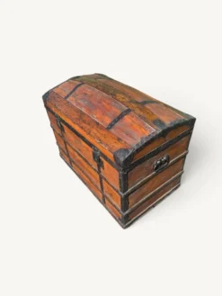 Coffre de voyage bombé ancien en bois et fer forgé – XIXe siècle