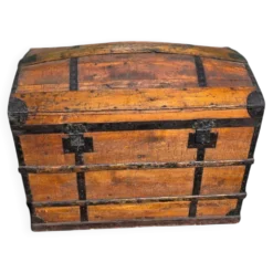 Coffre de voyage bombé ancien en bois et fer forgé – XIXe siècle