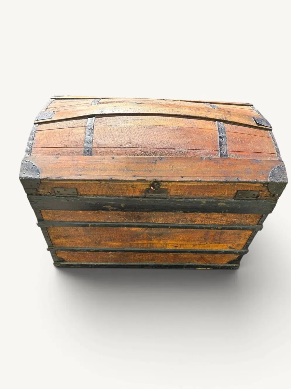 Coffre de voyage bombé ancien en bois et fer forgé – XIXe siècle