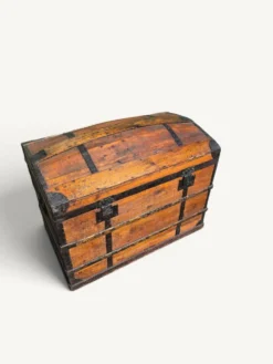 Coffre de voyage bombé ancien en bois et fer forgé – XIXe siècle