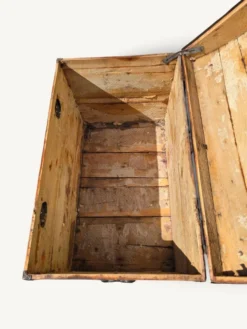 Coffre de voyage bombé ancien en bois et fer forgé – XIXe siècle