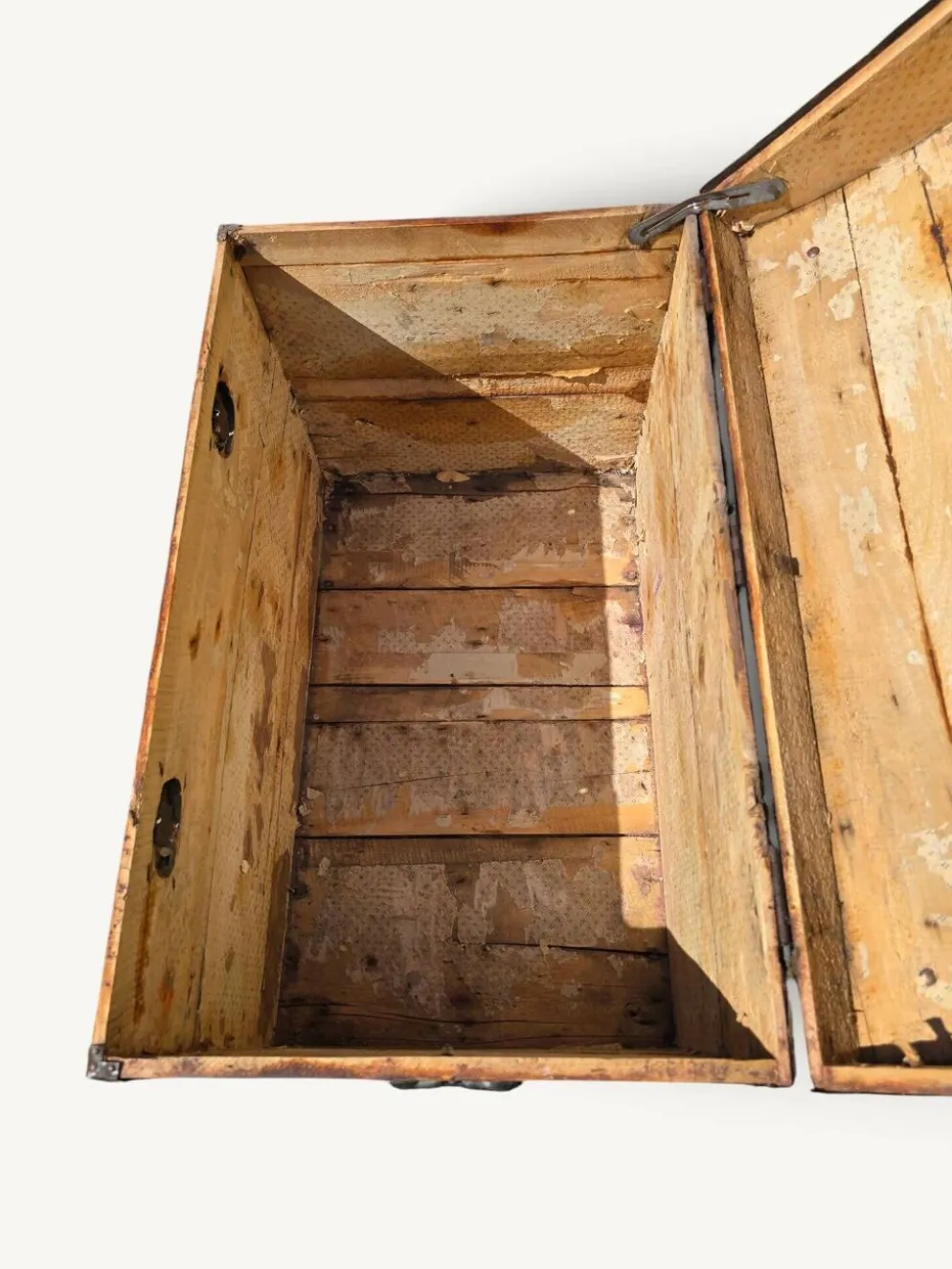Coffre de voyage bombé ancien en bois et fer forgé – XIXe siècle