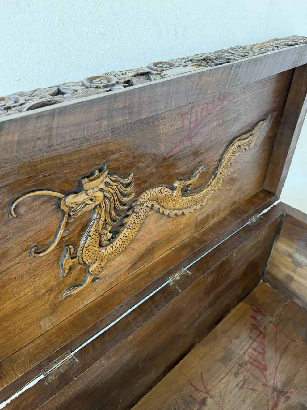 Coffre d'exportation chinois ancien sculpté – Décor de dragon, phénix et paysage