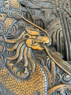 Coffre d'exportation chinois ancien sculpté – Décor de dragon, phénix et paysage