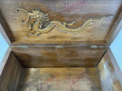 Coffre d'exportation chinois ancien sculpté – Décor de dragon, phénix et paysage