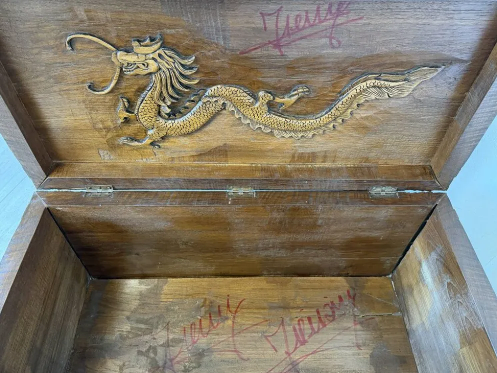 Coffre d'exportation chinois ancien sculpté – Décor de dragon, phénix et paysage