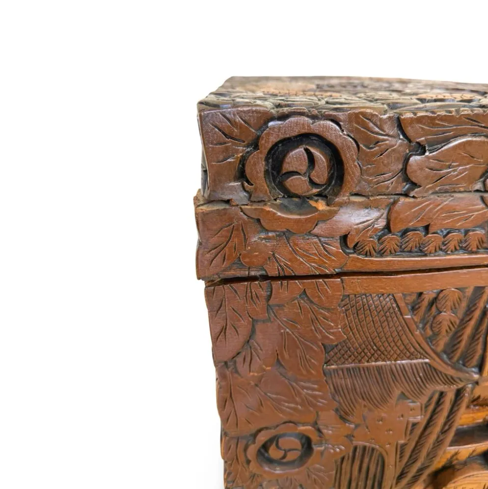 Coffre d'exportation chinois ancien sculpté – Décor de dragon, phénix et paysage