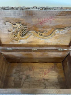 Coffre d'exportation chinois ancien sculpté – Décor de dragon, phénix et paysage