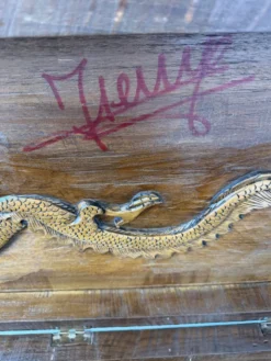 Coffre d'exportation chinois ancien sculpté – Décor de dragon, phénix et paysage