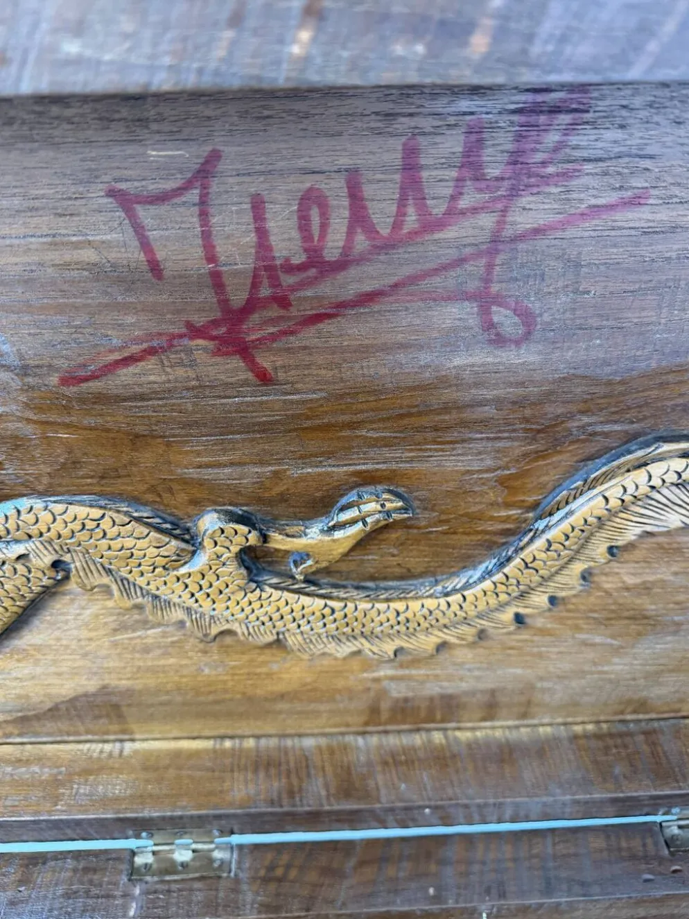 Coffre d'exportation chinois ancien sculpté – Décor de dragon, phénix et paysage