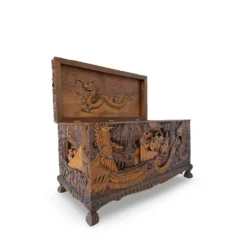 Coffre d'exportation chinois ancien sculpté – Décor de dragon, phénix et paysage