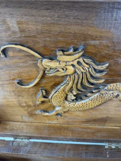 Coffre d'exportation chinois ancien sculpté – Décor de dragon, phénix et paysage