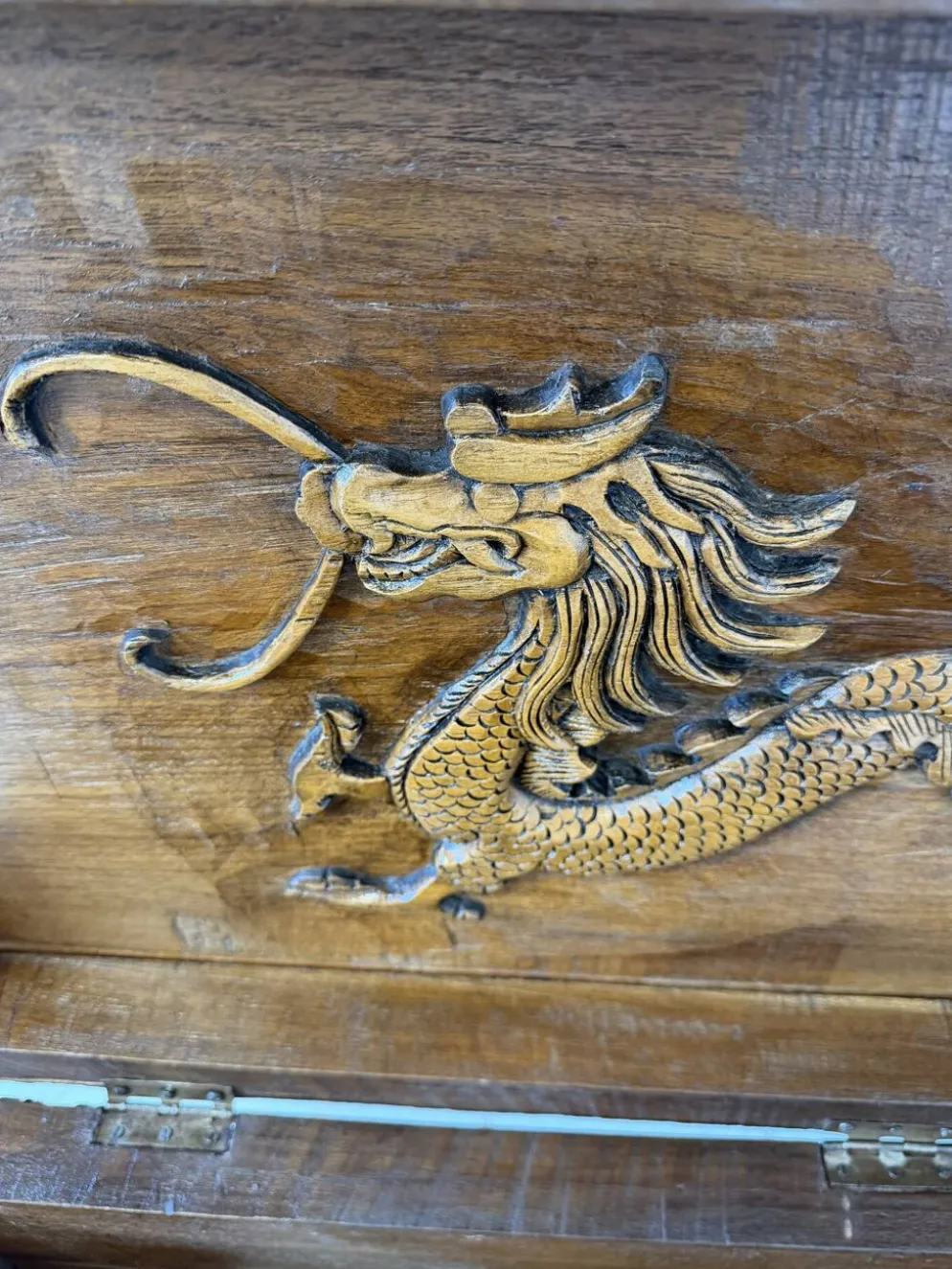 Coffre d'exportation chinois ancien sculpté – Décor de dragon, phénix et paysage