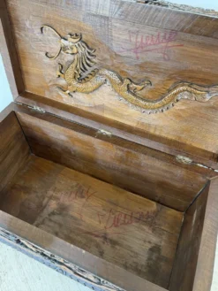 Coffre d'exportation chinois ancien sculpté – Décor de dragon, phénix et paysage
