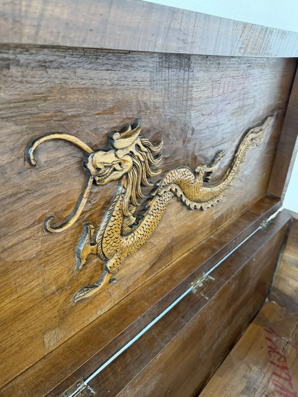 Coffre d'exportation chinois ancien sculpté – Décor de dragon, phénix et paysage