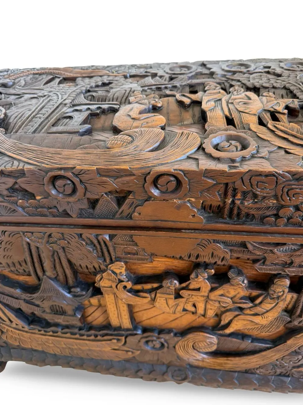 Coffre d'exportation chinois ancien sculpté – Décor de dragon, phénix et paysage