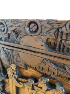 Coffre d'exportation chinois ancien sculpté – Décor de dragon, phénix et paysage