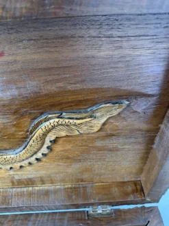 Coffre d'exportation chinois ancien sculpté – Décor de dragon, phénix et paysage