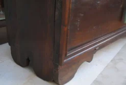 Coffre d'époque en noyer