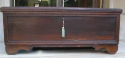 Coffre d'époque en noyer