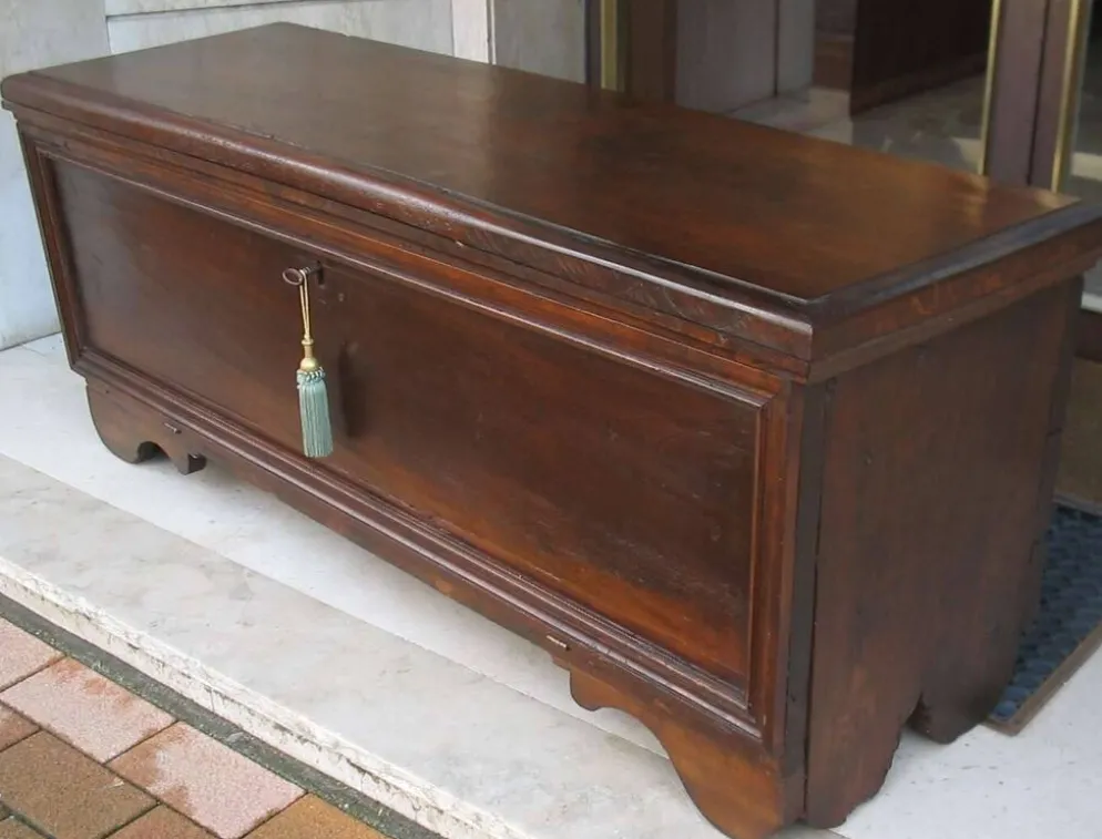 Coffre d'époque en noyer