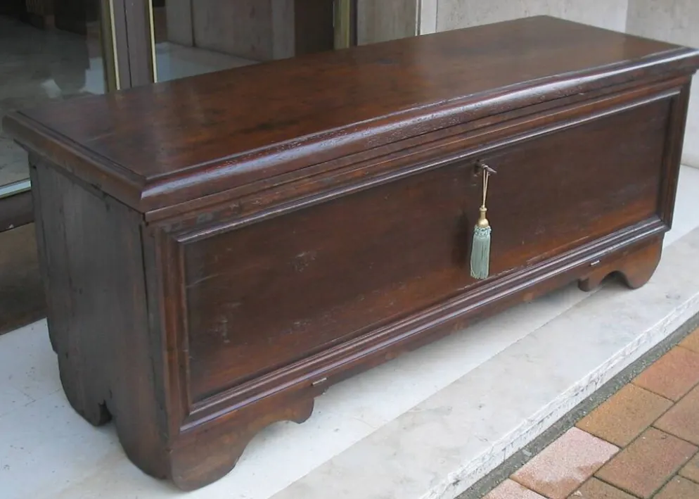Coffre d'époque en noyer